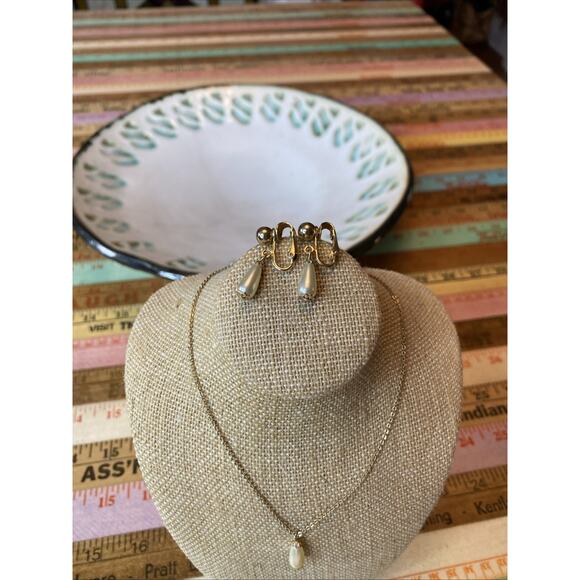 Vtg Sarah Coventry Pearl Clip On Teardrop Gold Tone Necklace & Earrings Set - Picture 3 of 10